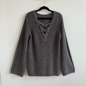 ❄️American Eagle Outfitters Gray Lace-Up V-Neck Sweater❄️